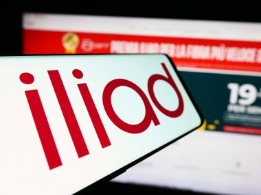 Stuttgart, Almanya - 05-23-2024: Telekomünikasyon şirketi Iliad Italia SpA 'nın logosuna sahip akıllı telefon işletme web sitesi önünde. Telefon ekranının merkez soluna odaklan.