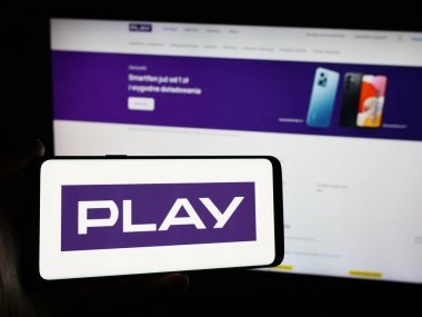 Stuttgart, Almanya - 05-23-2024: Polonya telekomünikasyon şirketi P4 sp 'nin logosuna sahip kişi. - Hoşça kal. (Play) web sitesinin önünde. Telefon ekranına odaklan.