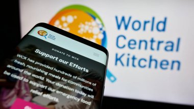 Stuttgart, Almanya - 05-24-2024: Logo önünde Gıda Yardım Örgütü (WCK) web sayfası bulunan cep telefonu. Telefon ekranının sol üst kısmına odaklan.