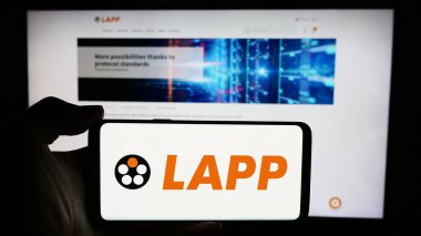 Stuttgart, Almanya - 05-24-2024: Alman kablo şirketi Lapp Holding SE 'nin logosuyla cep telefonu tutan kişi iş sayfasının önünde. Telefon ekranına odaklan.