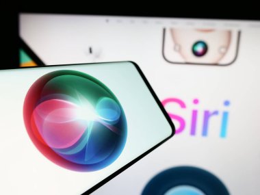 Stuttgart, Almanya - 05-24-2024: İnternet sitesi önünde dijital yardımcı yazılım Siri (Apple Inc.) logosu bulunan cep telefonu. Telefon ekranının merkez soluna odaklan.
