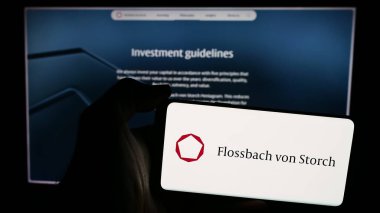 Stuttgart, Almanya - 05-24-2024: Alman zenginlik yönetimi şirketi Flossbach von Storch AG 'nin logosunun bulunduğu cep telefonu web sayfasının önünde duruyor. Telefon ekranına odaklan.