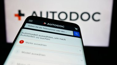 Stuttgart, Almanya - 05-24-2024: Alman otomobil parçaları e-ticaret şirketi Autodoc SE 'nin web sitesinin bulunduğu cep telefonu iş logosu önünde. Telefon ekranının sol üst kısmına odaklan.