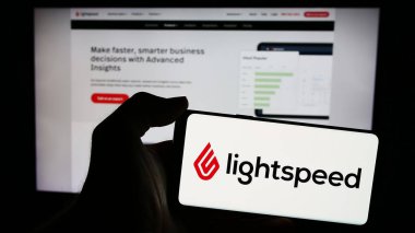 Stuttgart, Almanya - 05-27-2024: İnternet sitesi önünde Kanadalı perakende şirketi Lightspeed Commerce Inc. 'in logosuna sahip kişi. Telefon ekranına odaklan.