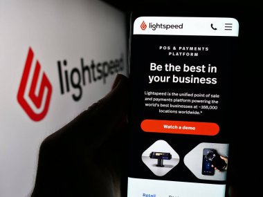 Stuttgart, Almanya - 05-27-2024: Kanadalı perakende platform şirketi Lightspeed Commerce Inc. 'in logolu internet sitesi ile cep telefonu tutan kişi. Telefon ekranının merkezine odaklan.