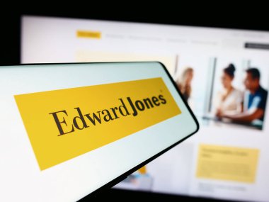 Stuttgart, Almanya - 05-27-2024: İnternet sitesi önünde ABD 'li finans hizmetleri şirketi Edward Jones Investments' ın logosuyla cep telefonu. Telefon ekranının merkez soluna odaklan.