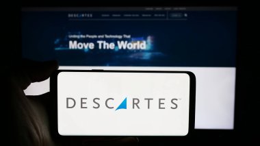 Stuttgart, Almanya - 05-27-2024: Kanadalı şirket The Descartes Systems Group Inc. 'in logosuyla cep telefonu tutan kişi iş sayfasının önünde. Telefon ekranına odaklan.