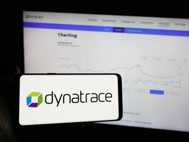Stuttgart, Almanya - 05-27-2024: İnternet sayfası önünde ABD 'li yazılım gözlem platformu şirketi Dynatrace Inc.' in logosuna sahip cep telefonu sahibi kişi. Telefon ekranına odaklan.