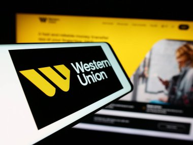 Stuttgart, Almanya - 05-27-2024: ABD 'li finans hizmetleri şirketi The Western Union Company' nin logosu web sitesi önünde. Telefon ekranının merkez soluna odaklan.