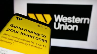 Stuttgart, Almanya - 05-27-2024: ABD 'nin finans sektörü The Western Union Company' nin logo önündeki web sayfası ile cep telefonu. Telefon ekranının sol üst kısmına odaklan.