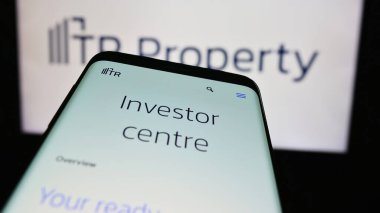 Stuttgart, Almanya - 05-29-2024: İngiliz TR Property Investment Trust plc şirketinin web sitesine sahip akıllı telefon şirket logosu önünde. Telefon ekranının sol üst kısmına odaklan.