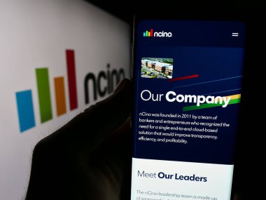 Stuttgart, Almanya - 05-29-2024: İş logosu önünde ABD 'li finans şirketi nCino Inc.' in web sayfası ile cep telefonu tutan kişi. Telefon ekranının merkezine odaklan.