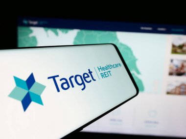 Stuttgart, Almanya - 05-29-2024: İngiliz emlak şirketi Target Healthcare REIT 'in logosunun bulunduğu cep telefonu işletme web sitesi önünde. Telefon ekranının merkez sağına odaklan.