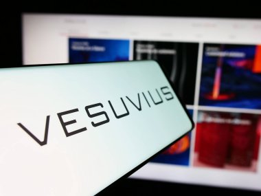 Stuttgart, Almanya - 05-30-2024: İngiliz mühendislik firması Vesuvius plc 'nin logosuna sahip akıllı telefon işletme web sitesinin önünde. Telefon ekranının merkez soluna odaklan.
