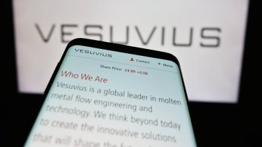 Stuttgart, Almanya - 05-30-2024: İngiliz mühendislik seramik şirketi Vesuvius plc 'nin web sayfası ile birlikte iş logosu önünde cep telefonu. Telefon ekranının sol üst kısmına odaklan.