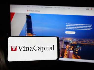 Stuttgart, Almanya - 05-30-2024: İnternet sitesinin önünde Vietnamlı yatırım şirketi VinaCapital 'in logosuna sahip kişi. Telefon ekranına odaklan.