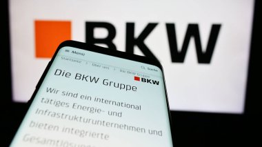 Stuttgart, Almanya - 05-31-2024: İsviçreli enerji şirketi BKW Energie AG 'nin web sitesine sahip akıllı telefon iş logosu önünde. Telefon ekranının sol üst kısmına odaklan.