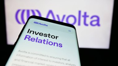 Stuttgart, Almanya - 05-31-2024: İş logosu önünde İsviçreli seyahat perakende şirketi Avolta AG 'nin web sitesi bulunan cep telefonu. Telefon ekranının sol üst kısmına odaklan.