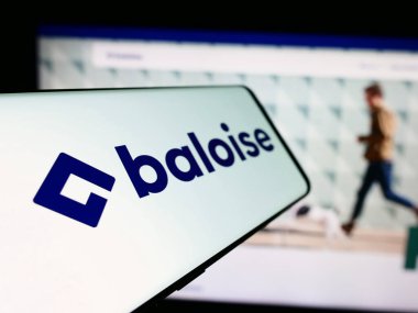 Stuttgart, Almanya - 05-31-2024: İsviçreli sigorta şirketi Baloise Holding AG 'nin logosuna sahip akıllı telefon, işletme web sitesi önünde. Telefon ekranının soluna odaklan.