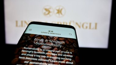 Stuttgart, Almanya - 05-31-2024: Cep telefonunda İsviçreli firma Chocoladefabriken Lindt ve Sprungli AG 'nin logosu olan kişi web sayfasının önünde. Telefon ekranına odaklan.