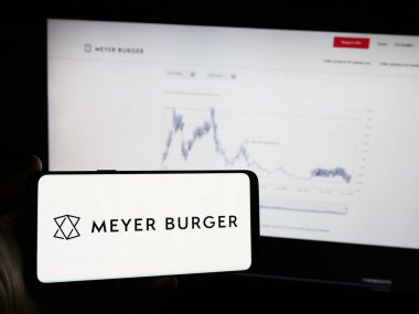 Stuttgart, Almanya - 05-31-2024: İsviçreli fotovoltaik şirketi Meyer Burger Technology AG 'nin logosunun bulunduğu cep telefonu sahibi kişi web sayfası önünde. Telefon ekranına odaklan.