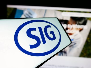 Stuttgart, Almanya - 05-31-2024: İsviçreli ambalaj şirketi SIG Group AG 'nin logosunu taşıyan cep telefonu. Telefon ekranının merkezine odaklan.