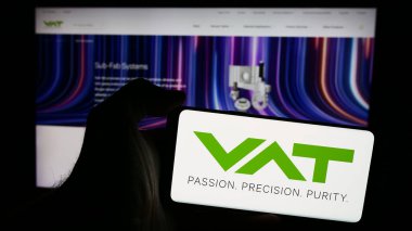 Stuttgart, Almanya - 05-31-2024: İsviçreli vakum teknoloji şirketi KDV Group AG 'nin logosuna sahip akıllı telefon sahibi kişi web sitesi önünde. Telefon ekranına odaklan.