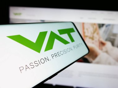 Stuttgart, Almanya - 05-31-2024: İsviçreli vakum teknolojisi şirketi KDV Group AG 'nin logosunun yer aldığı cep telefonu, işletme web sitesi önünde. Telefon ekranının merkez soluna odaklan.