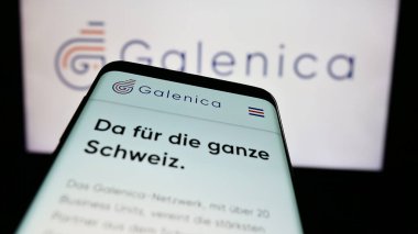 Stuttgart, Almanya - 05-31-2024: İş logosu önünde İsviçreli ilaç şirketi Galenica AG 'nin web sayfası ile cep telefonu. Telefon ekranının sol üst kısmına odaklan.