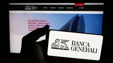 Stuttgart, Almanya - 06-01-2024: İtalyan finans hizmetleri şirketi Banca Generali S.P.A. 'nın logosuna sahip akıllı telefon sahibi kişi web sitesi önünde. Telefon ekranına odaklan.