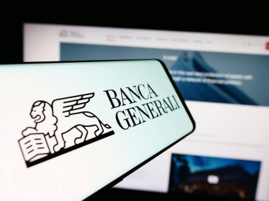 Stuttgart, Almanya - 06-01-2024: İtalyan finans hizmetleri şirketi Banca Generali SpA 'nın logolu akıllı telefon. Telefon ekranının merkezine odaklan.