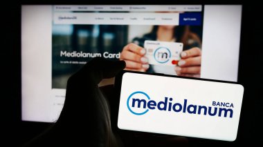 Stuttgart, Almanya - 06-01-2024: İtalyan finans şirketi Banca Mediolanum SpA 'nın logosunu taşıyan cep telefonu sahibi iş sayfası önünde. Telefon ekranına odaklan.
