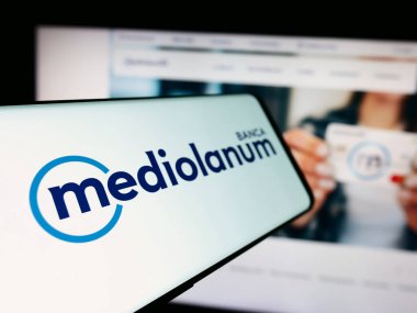 Stuttgart, Almanya - 06-01-2024: İtalyan finans şirketi Banca Mediolanum SpA 'nın logosuyla birlikte cep telefonu. Telefon ekranının soluna odaklan.