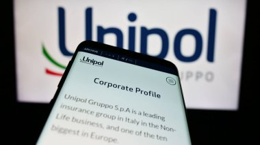 Stuttgart, Almanya - 06-01-2024: İtalyan finans hizmetleri şirketi Unipol Gruppo S.p.A. 'nın internet sayfalı akıllı telefon. Telefon ekranının sol üst kısmına odaklan.