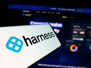 Stuttgart, Almanya - 06-01-2024: İnternet sitesinin önünde üzerinde Amerikan yazılım dağıtım platformu şirketi Harness Inc. 'in logosu bulunan cep telefonu. Telefon ekranının merkez soluna odaklan.