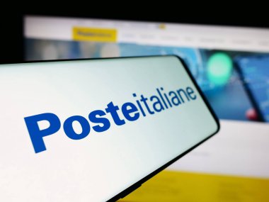 Stuttgart, Almanya - 06-01-2024: İtalyan posta hizmetleri şirketi Poste Italiane SpA 'nın logosunu taşıyan cep telefonu. Telefon ekranının soluna odaklan.