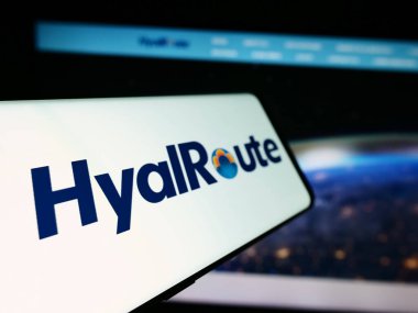 Stuttgart, Almanya - 06-01-2024: Fiber şirketi HyalRoute Communication Group Limited 'in logosuna sahip akıllı telefon işletme web sitesi önünde. Telefon ekranının soluna odaklan.