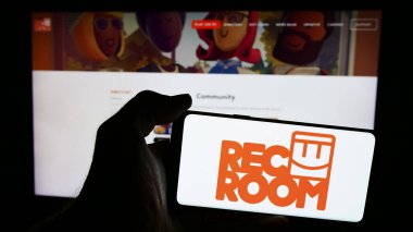 Stuttgart, Almanya - 06-01-2024: Amerikan video oyunları şirketi Rec Room Inc. 'nin logosunun bulunduğu cep telefonu sahibi kişi iş sayfasının önünde. Telefon ekranına odaklan.