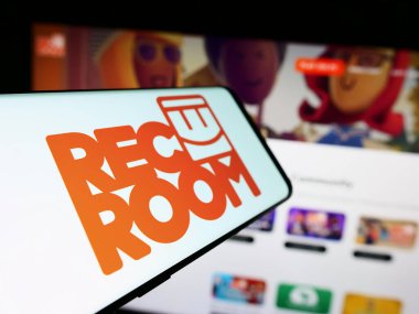 Stuttgart, Almanya - 06-01-2024: Amerikan video oyunları şirketi Rec Room Inc. 'in logosunun yer aldığı cep telefonu. Telefon ekranının soluna odaklan.