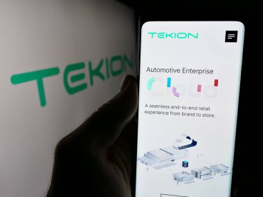 Stuttgart, Almanya - 06-01-2024: İş logosu önünde ABD 'li bulut teknoloji şirketi Tekion Corp' un web sayfası ile akıllı telefon tutan kişi. Telefon ekranının merkezine odaklan.
