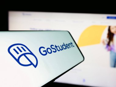 Stuttgart, Almanya - 06-01-2024: Avusturyalı eğitim teknolojisi şirketi Godent GmbH 'nin logosuna sahip akıllı telefon işletme web sitesi önünde. Telefon ekranının merkez soluna odaklan.