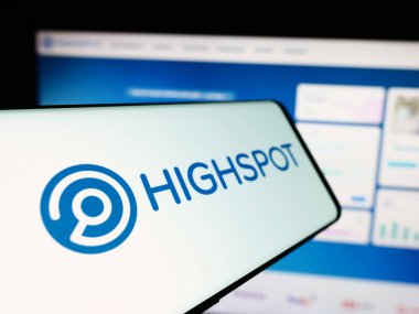 Stuttgart, Almanya - 06-01-2024: Ticari İnternet sitesi önünde ABD 'li satış platformu kuruluşu Highspot Inc.' in logosuna sahip cep telefonu. Telefon ekranının soluna odaklan.