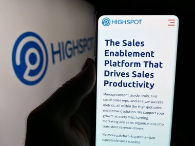 Stuttgart, Almanya - 06-01-2024: ABD 'li satış platformu şirketi Highspot Inc.' in web sayfası ile logo önünde cep telefonu tutan kişi. Telefon ekranının merkezine odaklan.