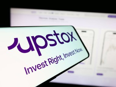 Stuttgart, Almanya - 06-03-2024: Ticaret platformu şirketi Upstox Securities Pvt. logolu cep telefonu Ltd. İş sitesinin önünde. Telefon ekranının soluna odaklan.
