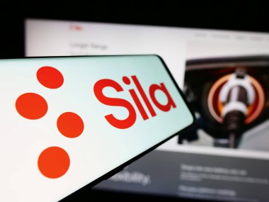 Stuttgart, Almanya - 06-03-2024: Amerikan pil şirketi Sila Nanotechnologies Inc. 'in logosuyla birlikte cep telefonu. Telefon ekranının soluna odaklan.