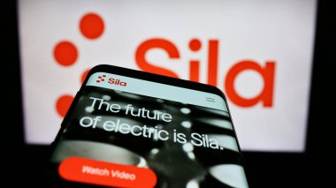 Stuttgart, Almanya - 06-03-2024: ABD 'li batarya şirketi Sila Nanotechnologies Inc.' in web sitesi ile ticaret logosu önünde akıllı telefon. Telefon ekranının sol üst kısmına odaklan.