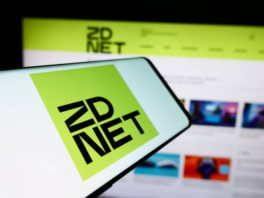 Stuttgart, Almanya - 06-03-2024: Amerikan iş dünyası teknoloji haber şirketi ZDNET 'in logosunun yer aldığı cep telefonu. Telefon ekranının merkezine odaklan.