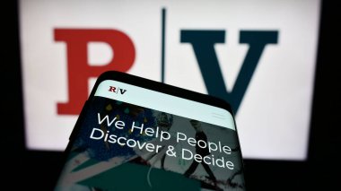 Stuttgart, Almanya - 06-03-2024: ABD 'li medya şirketi Red Ventures LLLC' nin web sayfalı akıllı telefonu iş logosu önünde. Telefon ekranının sol üst kısmına odaklan.