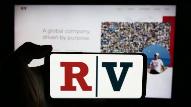 Stuttgart, Almanya - 06-03-2024: ABD 'li medya şirketi Red Ventures LLLC' nin logosuyla cep telefonu sahibi kişi iş sayfası önünde. Telefon ekranına odaklan.