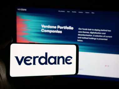 Stuttgart, Almanya - 03-06-2024: Norveçli yatırım şirketi Verdane Group 'un logosuna sahip cep telefonu sahibi kişi iş sayfasının önünde. Telefon ekranına odaklan.